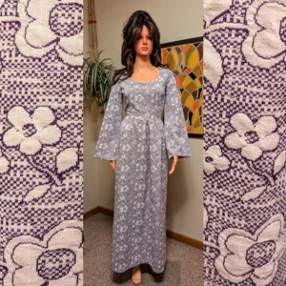 Vintage 70s Purple & White Floral Flower Power Bell Sleeve Scoop Neck